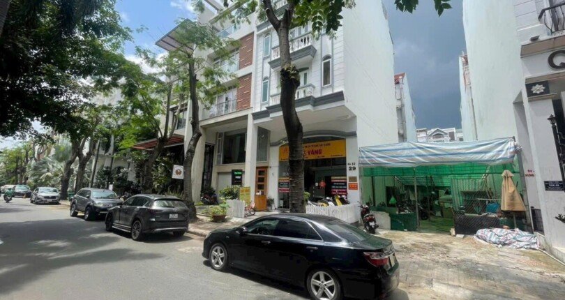 IMG 3658 810x430 - Bán đất mặt tiền Hưng Gia, Phú Mỹ Hưng, Quận 7 khu kinh doanh sầm uất được xây hầm+lửng+3 lầu