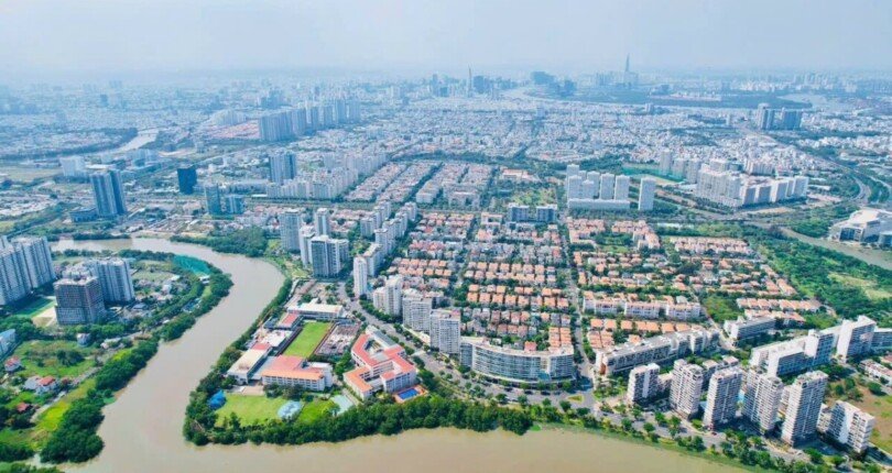 IMG 3661 810x430 - Bán đất mặt tiền Hưng Gia, Phú Mỹ Hưng, Quận 7 khu kinh doanh sầm uất được xây hầm+lửng+3 lầu