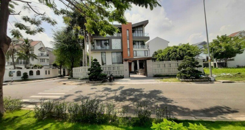 IMG 3682 810x430 - Bán biệt thự Phú Mỹ Vạn Phát Hưng, Quận 7 căn góc 2 mặt tiền view công viên