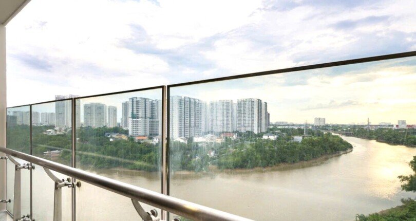 ban cong can ho truc dien song 810x430 - Giá cho thuê căn hộ 3pn view sông Block C Chung cư Riverpark Premier Quận 7 T9/2024