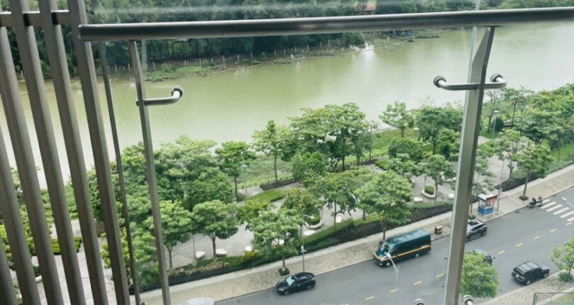 ban cong phong khach truc dien song ca cam quan 7 810x430 - Giá cho thuê căn hộ 3pn Chung cư Midtown m7 Phú Mỹ Hưng Quận 7 T9/2024