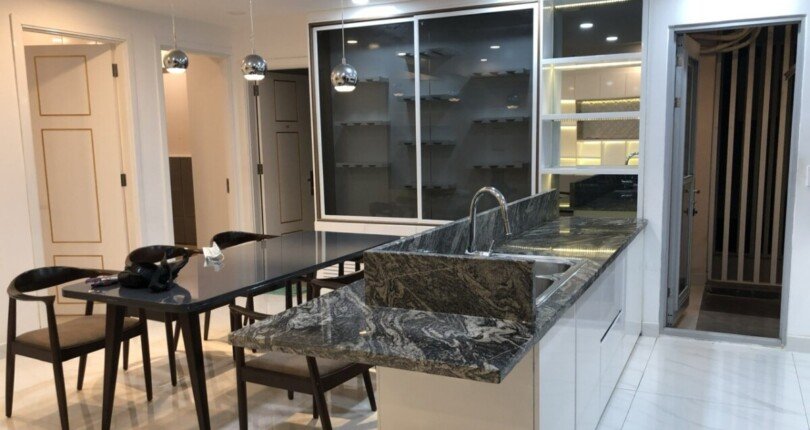bep can ho ban 3 810x430 - Bán căn hộ tầng sân vườn, chung cư Scenic Valley 1, diện tích 133m2, giá 9.8 tỷ , nhà đang có hdt 1.700usd/tháng.
