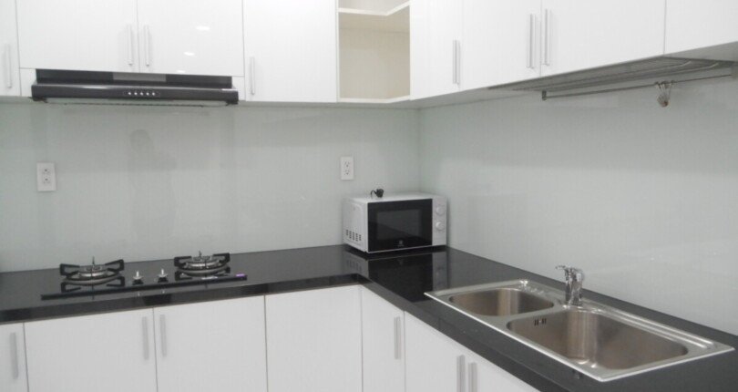 bep can ho ban 5 810x430 - Bán căn hộ chung cư Scenic Valley 1, 77m2, căn góc, giá 5.5 tỷ, nội thất đầy đủ, nhà đang có hdt.