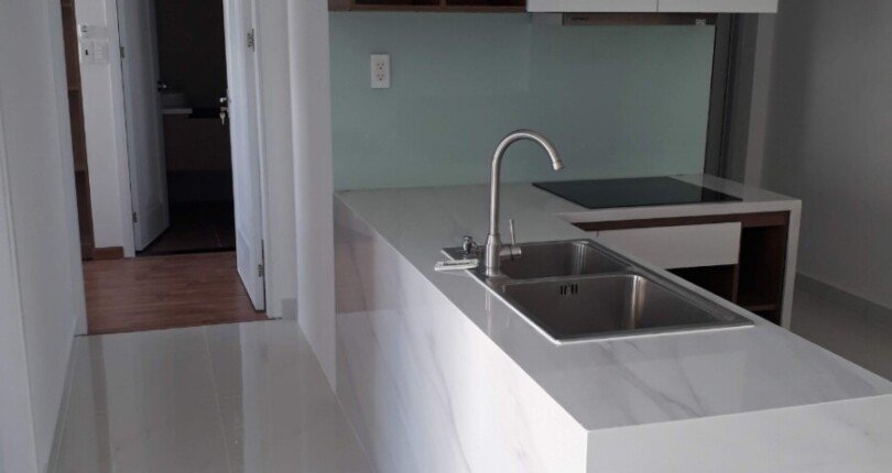 bep can ho can ban 810x430 - Bán căn hộ chung cư Scenic Valley 2, giá 5.1 tỷ, nhà đẹp, nội thất đầy đủ, xem nhà dễ.