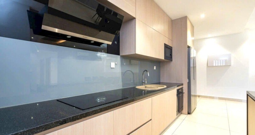 bep trong can ho can cho thue 810x430 - Giá cho thuê căn hộ 3pn view sông Block C Chung cư Riverpark Premier Quận 7 T9/2024