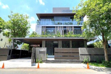 can-canh-mat-truoc-nha-ban