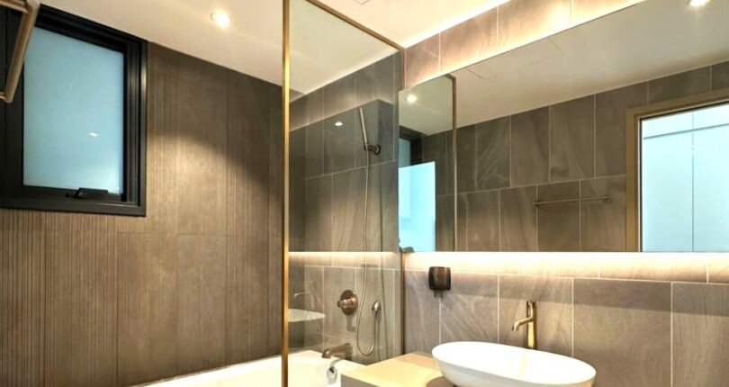 can ho ban co 2 toilet co bon tam nam 810x430 - Giá mua bán căn hộ 3pn Block B-04 Chung cư The Antonia Phú Mỹ Hưng T9/2024