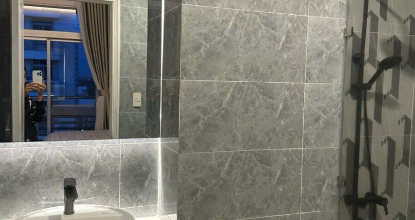 can ho ban co 2 toilet day du trang thiet bi 810x430 - Giá mua bán căn hộ 3 phòng ngủ block A Chung cư Park View Phú Mỹ Hưng Quận 7 T9/2024