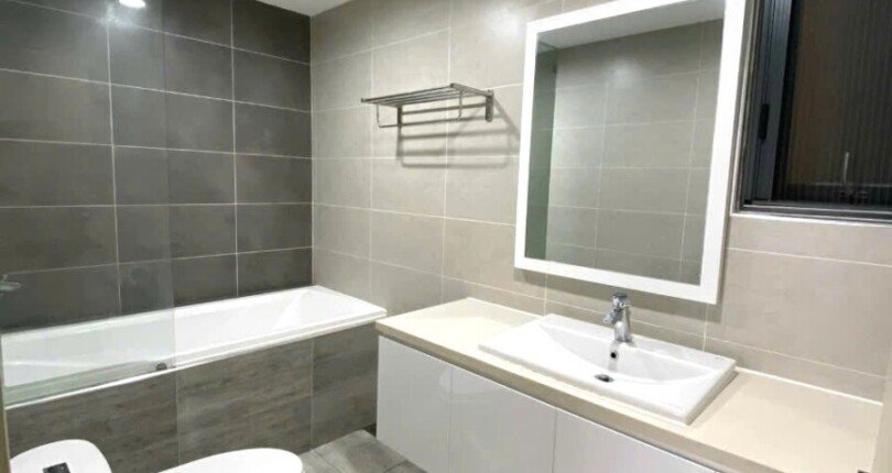 can ho co 2 toilet day du thiet bi nhu hinh 810x430 - Giá mua bán căn hộ 3pn Block B view công viên Chung cư Nam Phúc Le Jardin Quận 7 T9/2024
