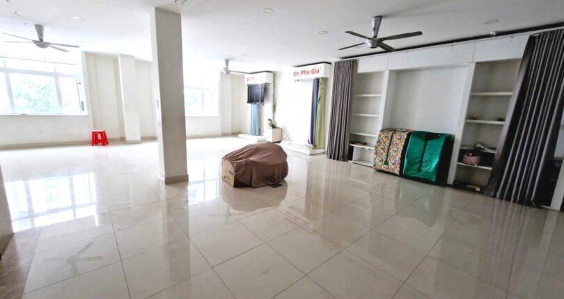hien trang van phong suot 810x430 - Giá mua bán tòa nhà văn phòng mặt đường C2 Làng Đại Học Khu C Nhà Bè T10/2024