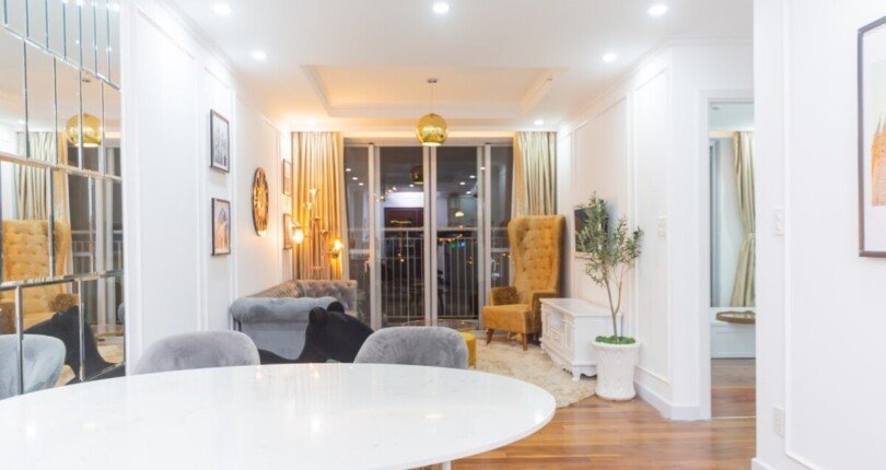 hinh anh phong khach can ho can ban 810x430 - Bán căn hộ 101m2, chung cư Scenic Valley 1, giá 7.2 tỷ, nội thất cao cấp, view hồ bơi.