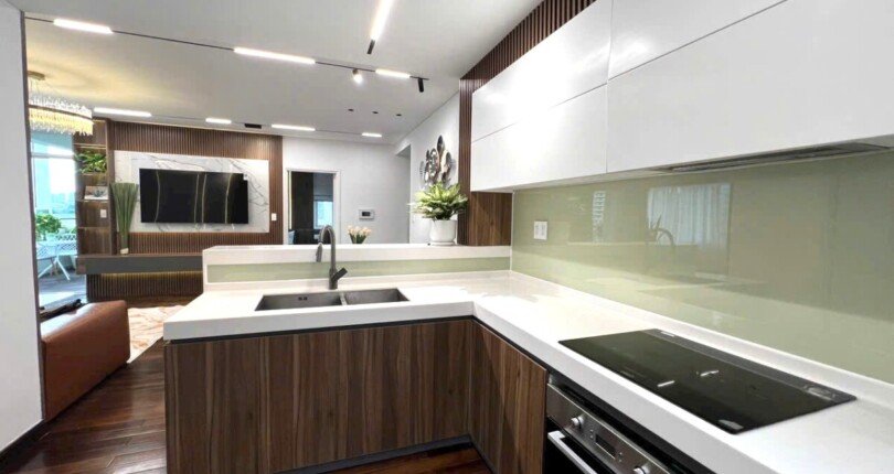 khong gian bep rong rai 6 810x430 - Giá mua bán căn hộ 3pn Bloc B Chung cư Cảnh Viên 3 phường Tân Phú Quận 7 T10/2024