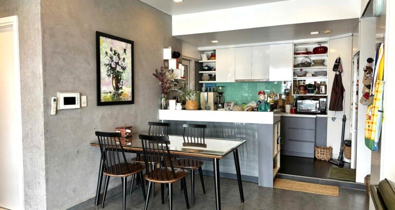 khong gian bep va phong an 1 810x430 - Giá mua bán căn hộ 2pn chung cư Happy Valley Quận 7 T9/2024
