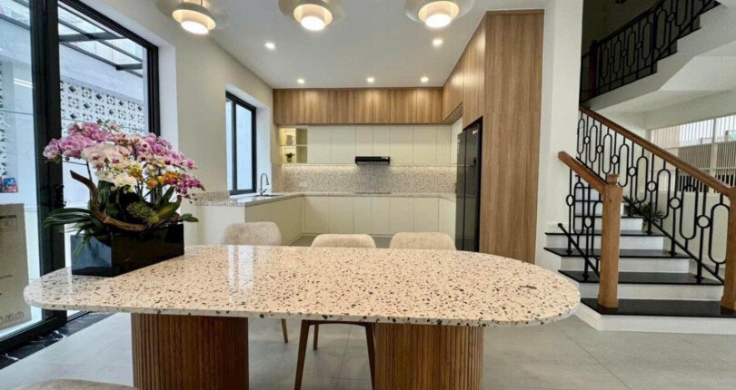 khong gian bep va phong an rong rai 810x430 - Chính chủ gửi bán gấp nhà Biệt thự mặt Đường số 23 Khu phố Mỹ Thái 3 Quận 7