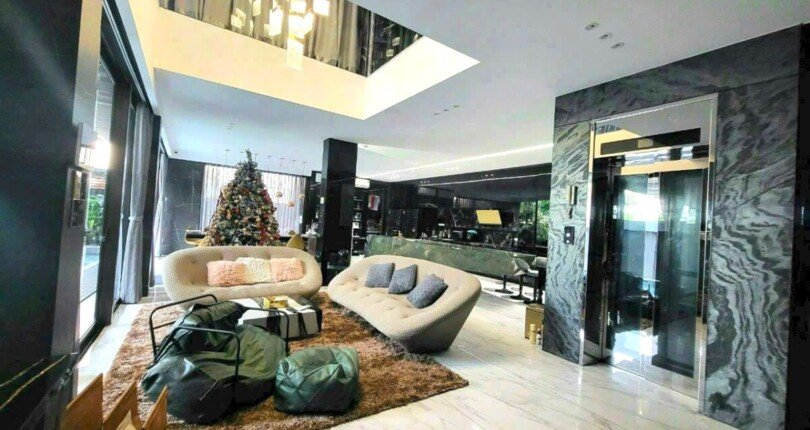 khong gian phong khach rong rai 1 810x430 - Giá mua bán nhà Biệt thự nguyên căn có hồ bơi Khu Mỹ Gia Phú Mỹ Hưng Quận 7 T10/2024