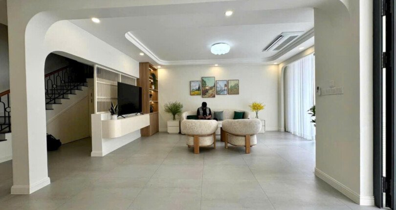 khong gian phong khach tang tret 1 810x430 - Giá cho thuê nhà Biệt thự nguyên căn khu Mỹ Thái 3 Phú Mỹ Hưng Quận 7 T9/2024