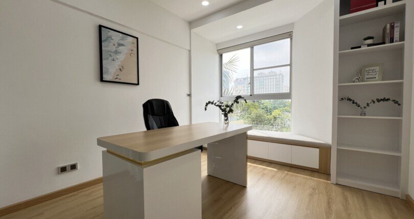 phong am viec can ho ban 810x430 - Bán căn duplex chung cư Scenic Valley 2, 155m2, giá 8 tỷ, nội thất đầy đủ, nhà đẹp.