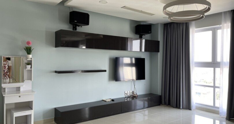 phong khach can ho 1 810x430 - Giá mua bán căn hộ 4 phòng ngủ Khu R18 Chung cư Happy Valley Quận 7 T9/2024