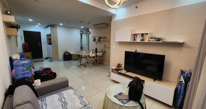 phong khach can ho ban 18 810x430 - Bán căn hộ chung cư Scenic Valley 1, 77m2, căn góc, giá 5.5 tỷ, nội thất đầy đủ, nhà đang có hdt.