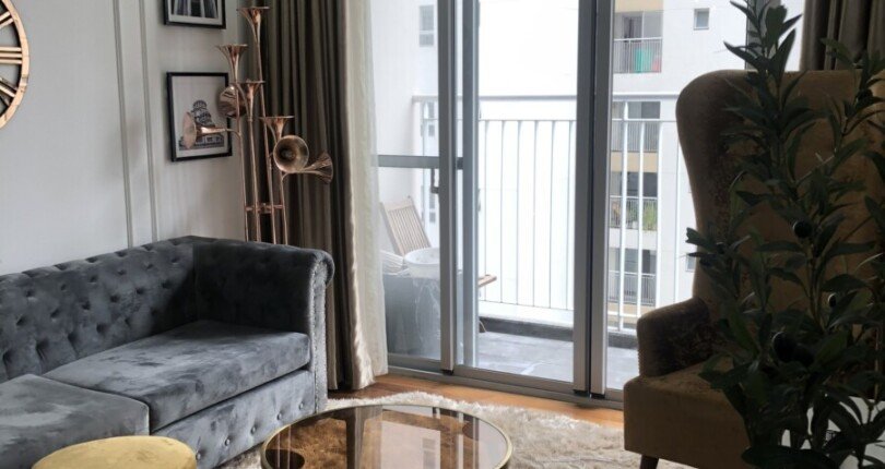 phong khach can ho ban 6 810x430 - Bán căn hộ 101m2, chung cư Scenic Valley 1, giá 7.2 tỷ, nội thất cao cấp, view hồ bơi.