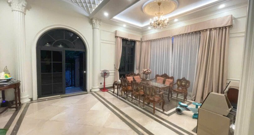 phong khach nha biet thu ban 810x430 - Giá mua bán nhà Biệt thự nguyên căn đường nội khu Nam Thông Quận 7 T10/2024