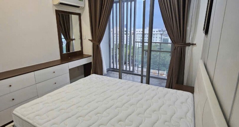 phong ngu can ho ban 33 810x430 - Cần bán căn hộ chung cư Hưng Phúc, 78m2, giá 5.4 tỷ, đầy đủ nội thất + 01 ô đậu xe ô tô.