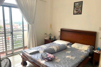 phong-ngu-co-ban-cong-thoang-mat