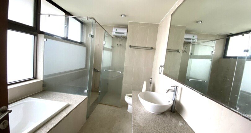 toilet co bon tam nam 2 810x430 - Giá mua bán căn hộ 3pn Chung cư The Panorama Phú Mỹ Hưng Quận 7 T10/2024