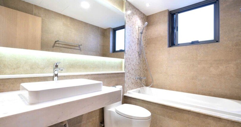 toilet co bon tam nam 810x430 - Giá cho thuê căn hộ 3pn view sông Block C Chung cư Riverpark Premier Quận 7 T9/2024