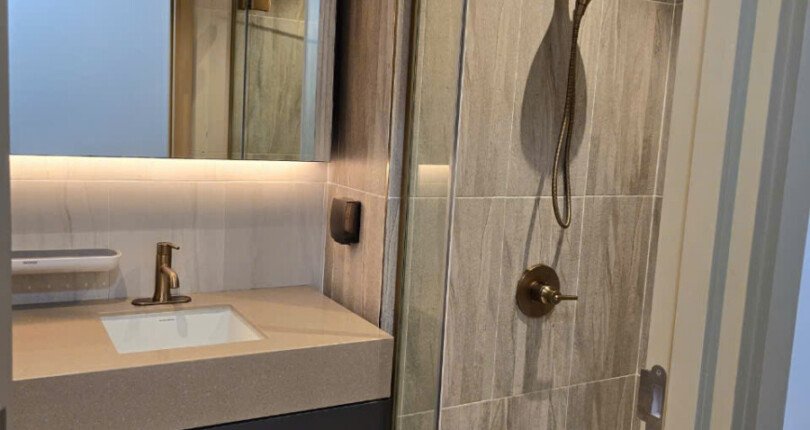 toilet day du thiet bi sang trong 810x430 - Giá cho thuê căn hộ 2pn Block A Chung cư The Antonia Phú Mỹ Hưng Quận 7 T9/2024