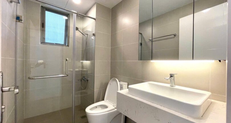 toilet day du trang thiet bi noi that 810x430 - Giá mua bán căn hộ 3pn Block A Chung cư Hưng Phúc Happy Residence Quận 7 t10/2024