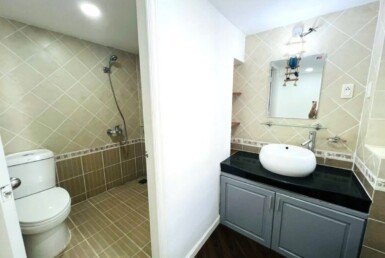 toilet-rong-rai-day-du-noi-that