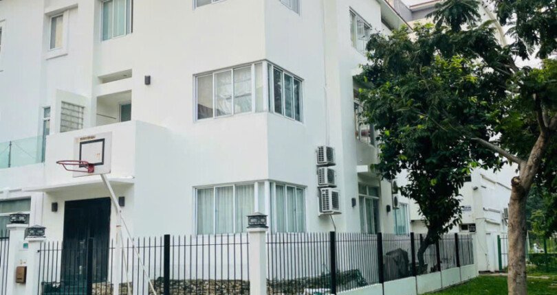 vi tri nha biet thu goc cong vien 810x430 - Giá mua bán nhà Biệt thự nguyên căn đường nội khu Mỹ Hưng Quận 7 T9/2024