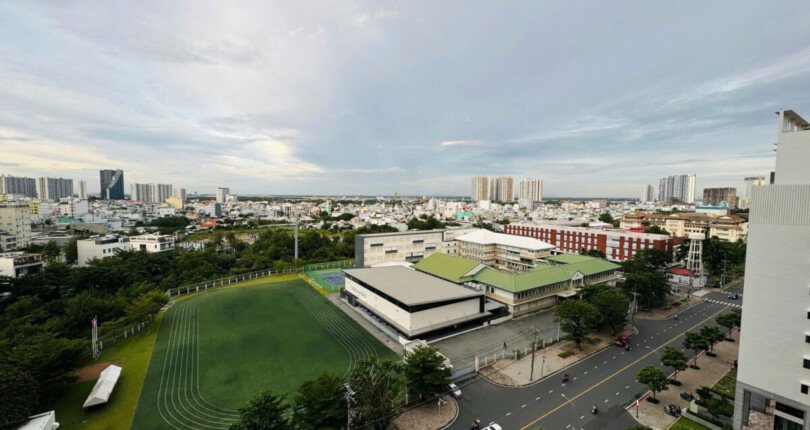 view ban cong can ho ban 810x430 - Giá mua bán căn hộ 3pn Block C Chung cư Midtown Phú Mỹ Hưng Quận 7 T9/2024