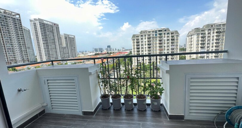 ban cong can ho ban 810x430 - Giá mua bán căn hộ 3pn Chung cư Cảnh Viên 3 Phú Mỹ Hưng Quận 7 T10/2024