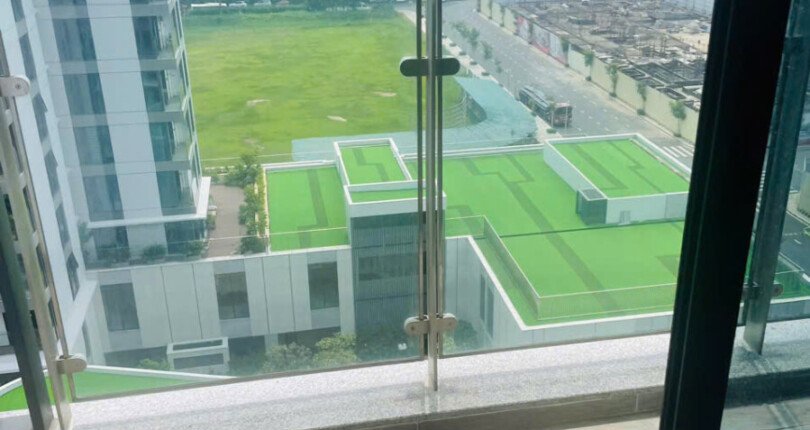 ban cong phong khach can ho 810x430 - Bán gấp căn hộ 2 phòng ngủ Cardinal Court block A lầu cao, view hồ bơi nội thất cao cấp, giá 7,9 tỷ