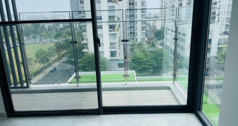 ban cong phong khach can ho ban 810x430 - Duy nhất căn hộ 2 phòng ngủ nội thất chủ đầu tư cần bán tại Cardinal Court Phú Mỹ Hưng