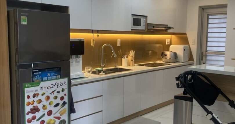 bep can ho ban 2 810x430 - Bán căn hộ chung cư Scenic Valley 2, 842m, giá 5.690 tỷ, nhà có hợp đồng thuê ổn định.