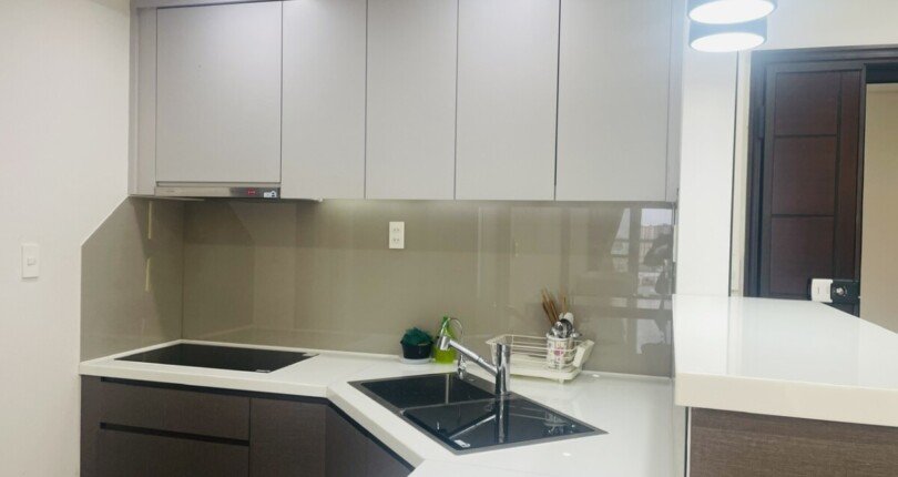 bep can ho ban 3 810x430 - Bán căn hộ 101m2, chung cư Scenic Valley 1, nội thất căn hộ đầy đủ, view trực diện hồ bơi, giá 7.2 tỷ, xem nhà dễ.