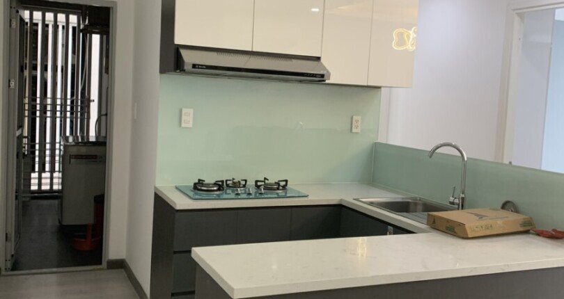 bep can ho ban 9 810x430 - Bán căn hộ chung cư Scenic Valley 1, 70m2, giá 5.150 tỷ đầy đủ nội thất, nhà có hợp đồng thuê ổn định.
