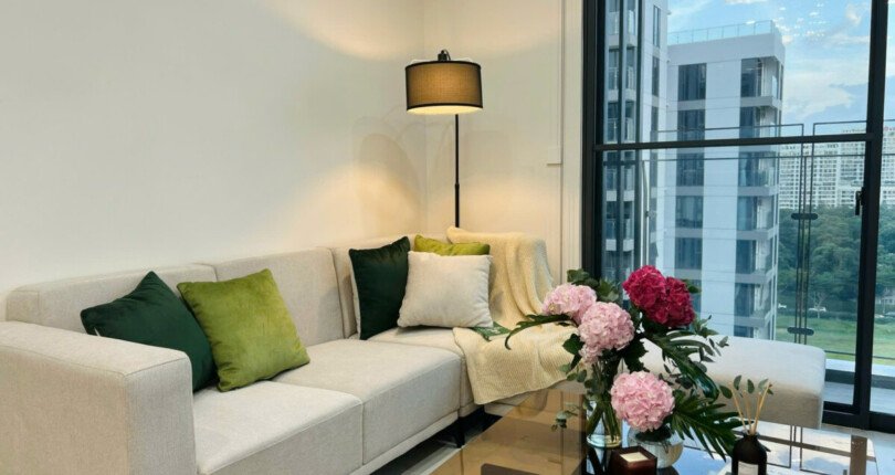 can canh phong khach can ho ban 810x430 - Bán gấp căn hộ 2 phòng ngủ Cardinal Court block A lầu cao, view hồ bơi nội thất cao cấp, giá 7,9 tỷ