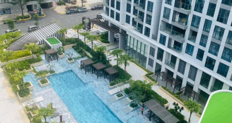 can ho truc dien ho boi noi khu 810x430 - Bán gấp căn hộ 2 phòng ngủ Cardinal Court block A lầu cao, view hồ bơi nội thất cao cấp, giá 7,9 tỷ