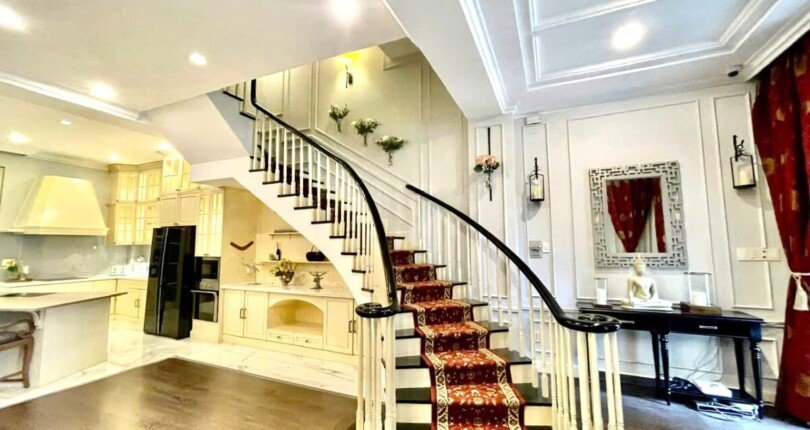 cau thang bo le lau 1 810x430 - Giá cho thuê nhà Biệt thự nguyên căn Khu Nam Đô Phú Mỹ Hưng Quận 7 T11/2024