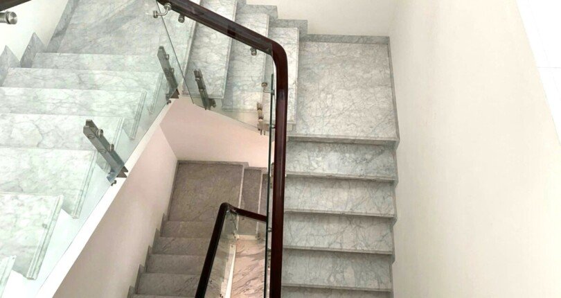 cau thang bo len lau 1 810x430 - Giá cho thuê nhà Biệt thự nguyên căn Mỹ Giang 2b Phú Mỹ Hưng Quận 7 t11/2024