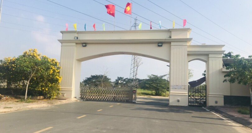 cong vao khu dan cu 810x430 - Giá mua bán đất nền lô góc Khu dân cư Bộ Công An Phạm Hữu Lầu Nhà Bè T10/2024
