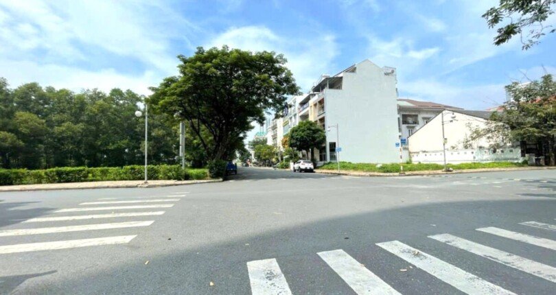 dat nen ban doi dien cong vien noi khu 810x430 - Giá mua bán cặp đất nền góc Hà Huy Tập và Phạm Văn Nghị Quận 7 T10/2024