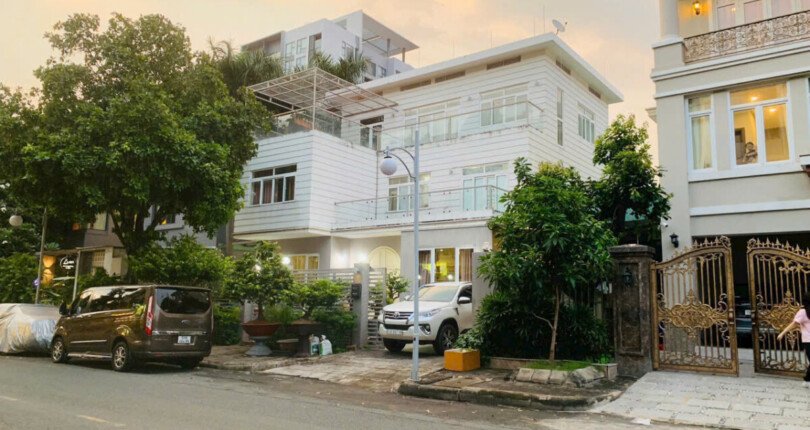 hinh anh cho thue nha biet thu nguyen can duong pham thai buong phu my hung quan 7 t10 2024 1 810x430 - Giá cho thuê nhà Biệt thự nguyên căn đường Phạm Thái Bường Phú Mỹ Hưng Quận 7 T10/2024