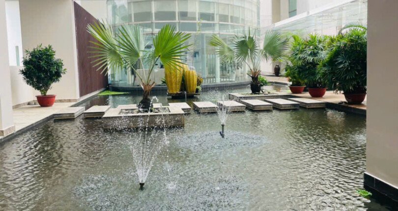 ho nuoc tieu canh noi khu garden court 1 810x430 - Giá mua bán căn hộ 3 phòng ngủ Block A Chung cư Garden Court 1 Phú Mỹ Hưng Quận 7 T11/2024