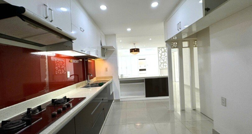 khong gian bep 810x430 - Mua bán căn hộ 3pn Block D view sông Chung cư Riverside Residence Quận 7 T10/2024