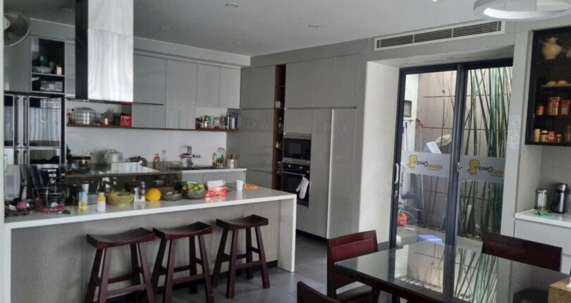 khong gian bep rong rai 11 810x430 - Giá mua bán nhà Biệt thự song lập nội thất cao cấp Khu dân cư Phú Mỹ Quận 7 T10/2024